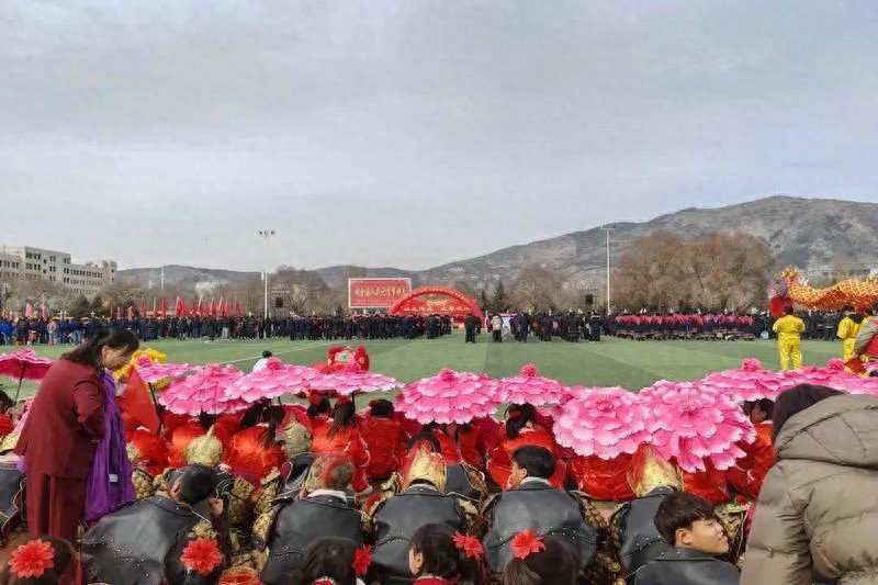 龙狮共舞闹新春，禁毒宣传进社区，你了解毒品的危害吗？