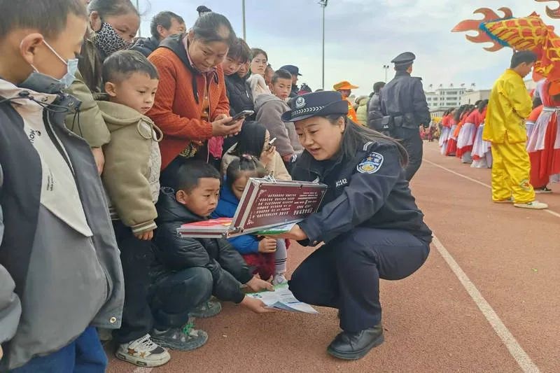 龙狮共舞闹新春，禁毒宣传进社区，你了解毒品的危害吗？  第2张