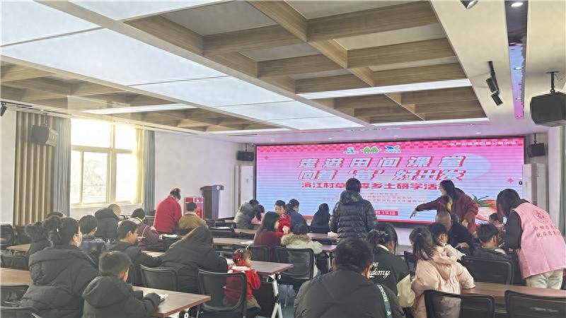 亲子草莓采摘，孩子们为何笑得如此灿烂？揭秘田间课堂的独特魅力