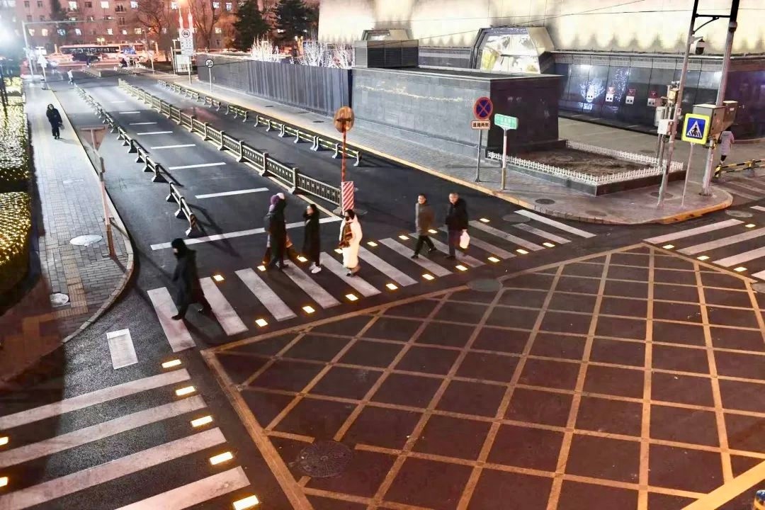 北京日坛中学门口的智慧斑马线，竟然能发光！你见过吗？