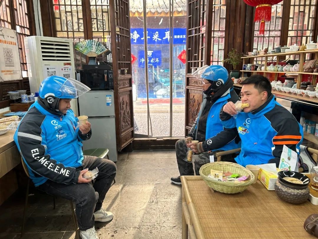 寒潮来袭，户外工作者为何选择这里取暖？揭秘城市最暖避风港