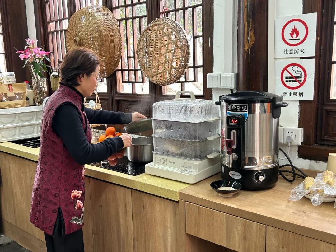 寒潮来袭，户外工作者为何选择这里取暖？揭秘城市最暖避风港  第2张
