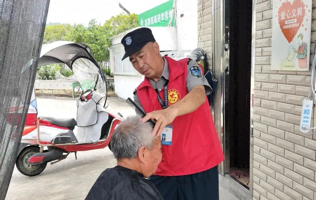 门卫大叔别兆罡：为何过年不回家，只为守护老人们的温暖？