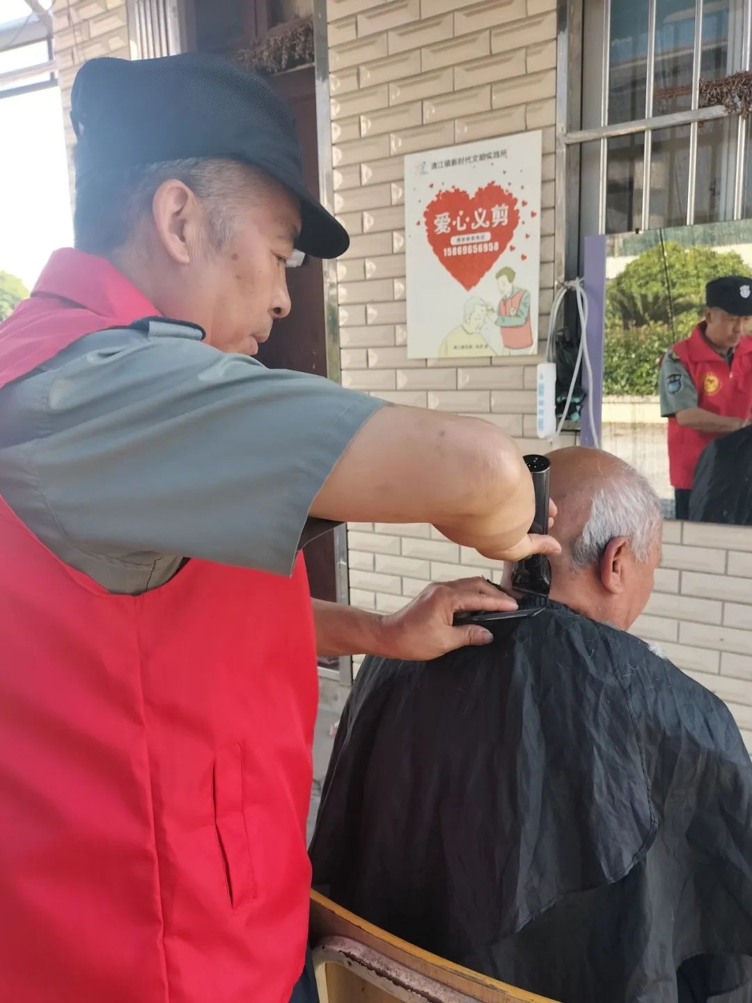 门卫大叔别兆罡：为何过年不回家，只为守护老人们的温暖？  第2张