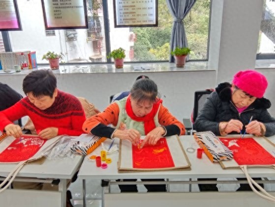 龙隐社区元宵活动大揭秘：手绘帆布包、送温暖，你参与了吗？