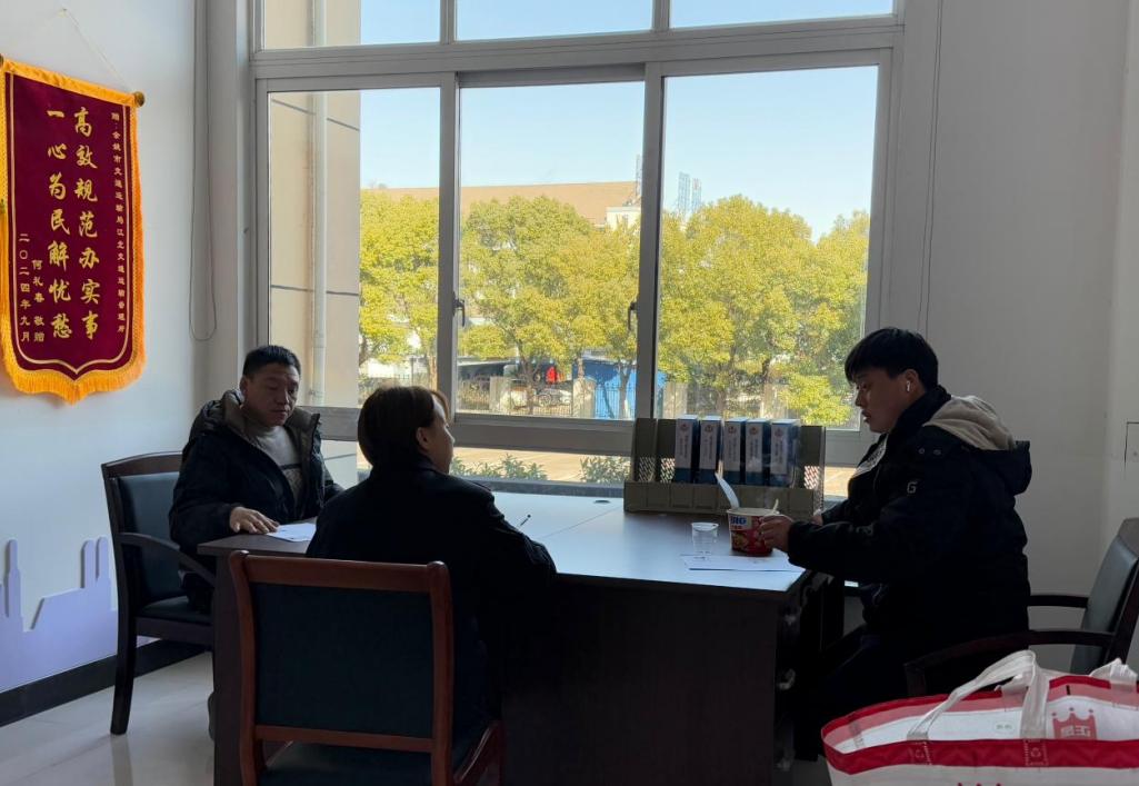寒潮下的温暖守护！宁波执法人员如何用热情为春运旅客带来安全与关怀？  第2张