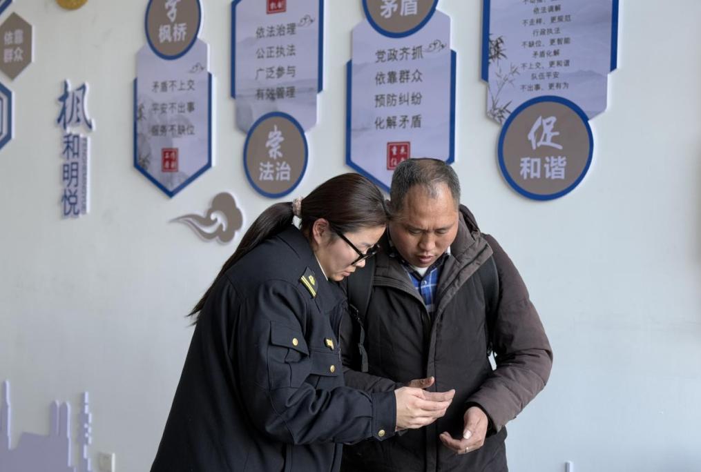 寒潮下的温暖守护！宁波执法人员如何用热情为春运旅客带来安全与关怀？  第3张