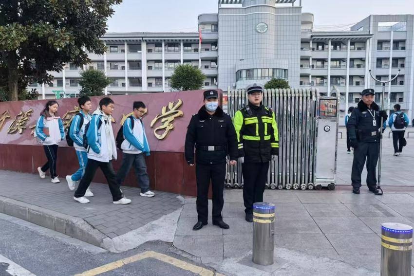 竹溪县交警大队如何确保春季开学交通安全？全面筑牢校园安全防线  第2张