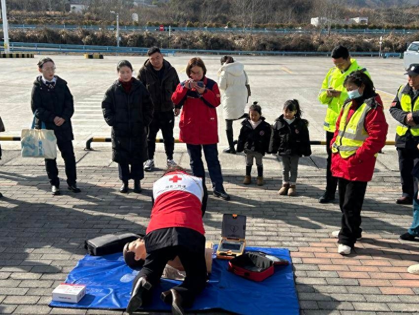 春运返程高峰，竹溪服务区竟上演生死急救培训！你能应对突发状况吗？  第1张
