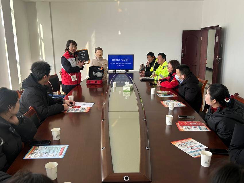 春运返程高峰，竹溪服务区竟上演生死急救培训！你能应对突发状况吗？  第2张