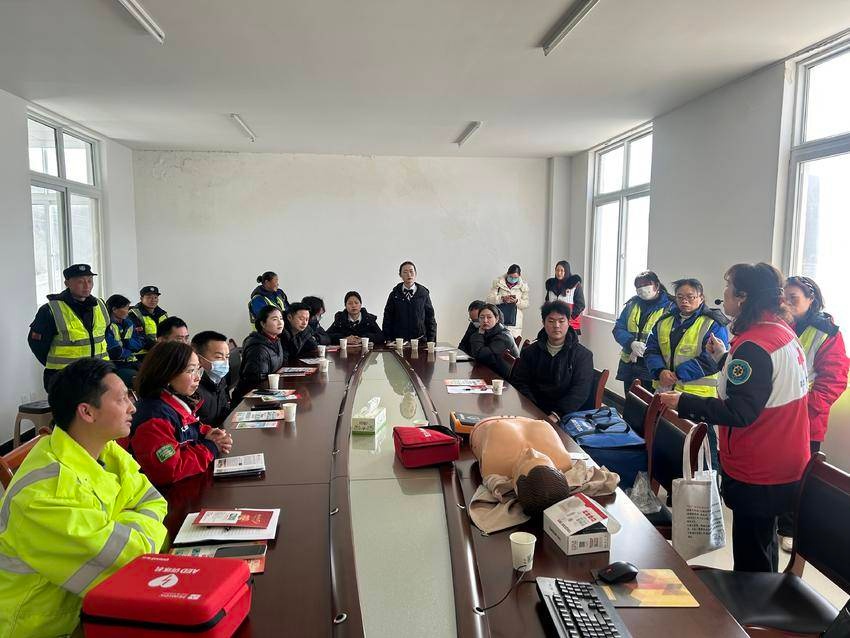 春运返程高峰，竹溪服务区竟上演生死急救培训！你能应对突发状况吗？  第3张