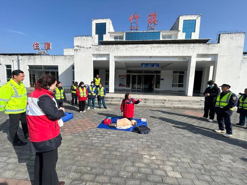 春运返程高峰，竹溪服务区竟上演生死急救培训！你能应对突发状况吗？  第4张