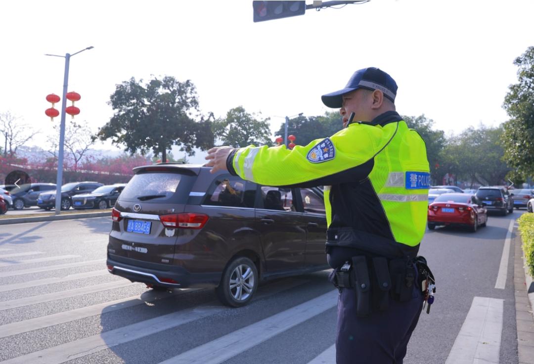2025年元宵节出行大揭秘!南宁交警如何巧妙疏导青秀山人潮? 第2张 2025年元宵节出行大揭秘!南宁交警如何巧妙疏导青秀山人潮? 第2张