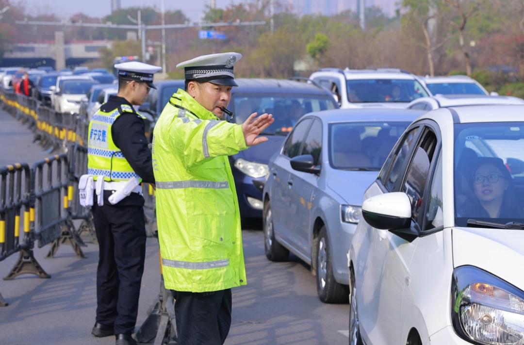 2025年元宵节出行大揭秘!南宁交警如何巧妙疏导青秀山人潮? 第3张 2025年元宵节出行大揭秘!南宁交警如何巧妙疏导青秀山人潮? 第3张