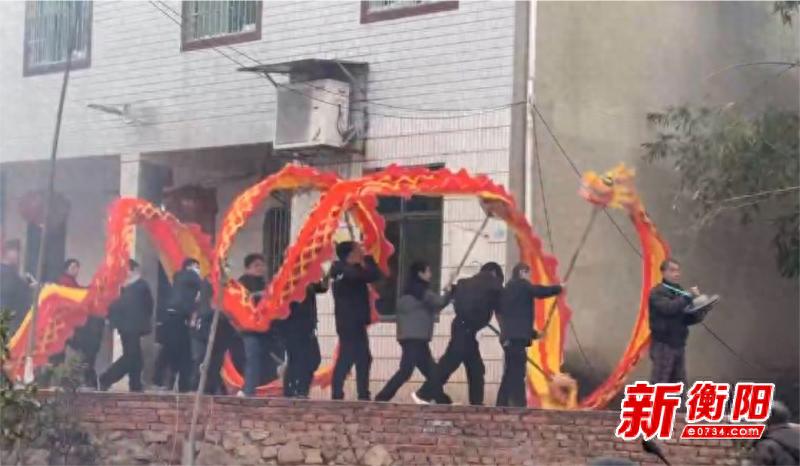 衡阳街头惊现巨龙飞舞，春节传统舞龙灯为何如此震撼人心？