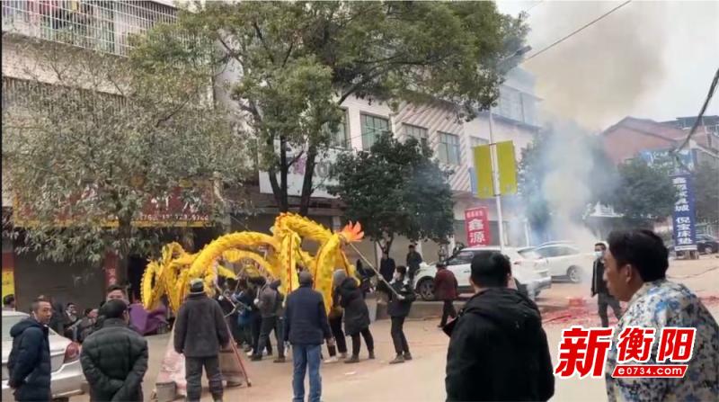 衡阳街头惊现巨龙飞舞，春节传统舞龙灯为何如此震撼人心？  第2张