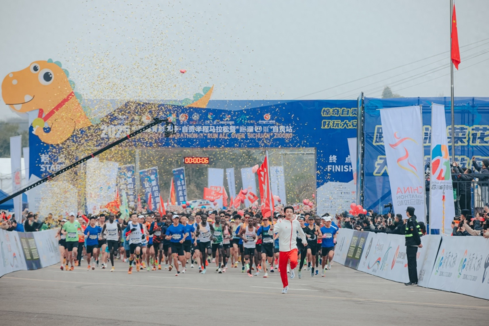 自贡半马为何吸引全球9000名跑者？赛会纪录被刷新背后的秘密  第1张
