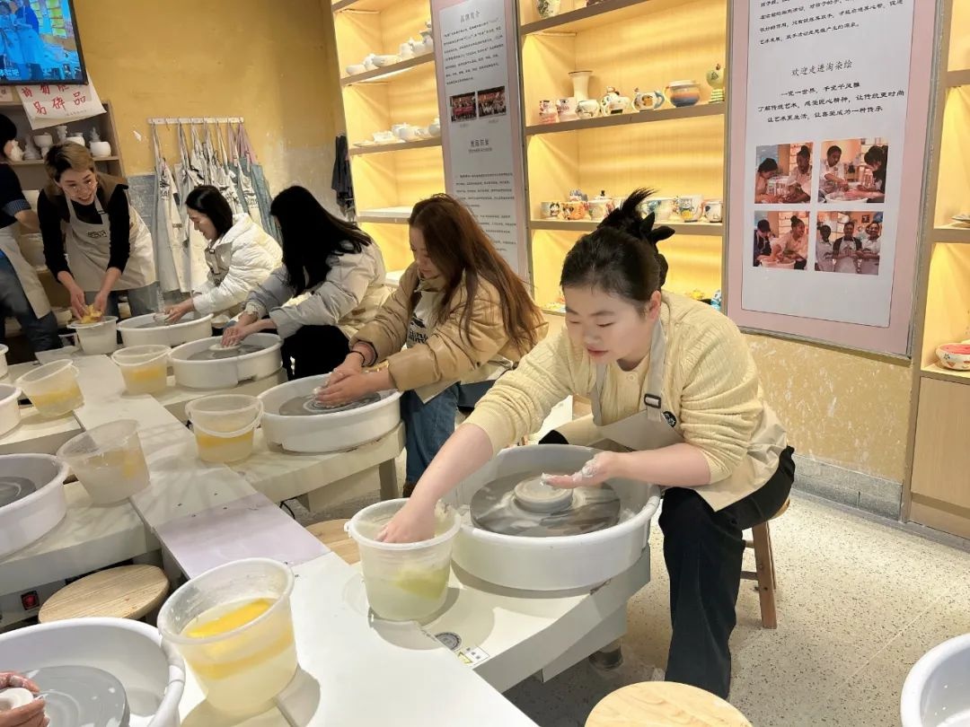 巾帼绽芳华，她们如何在三八妇女节跨越自我？  第2张