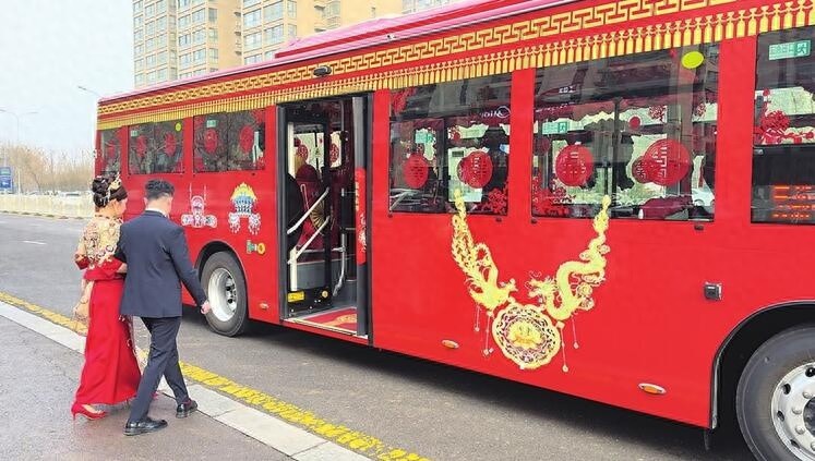 太原公交首秀！这对新人为何选择凤冠霞帔主题婚车踏上浪漫之旅？  第1张