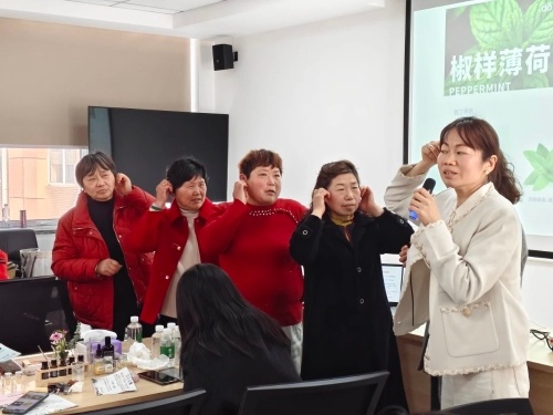 退休女职工的芳香疗愈之旅，你准备好开启健康新生活了吗？  第2张