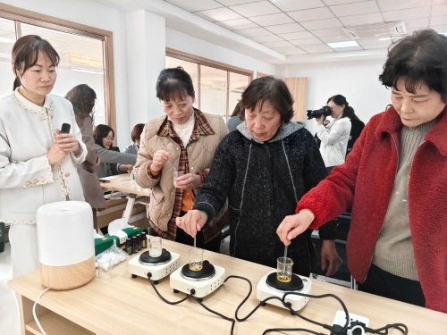 退休女职工的芳香疗愈之旅，你准备好开启健康新生活了吗？  第3张
