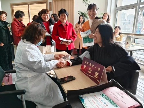 退休女职工的芳香疗愈之旅，你准备好开启健康新生活了吗？  第4张