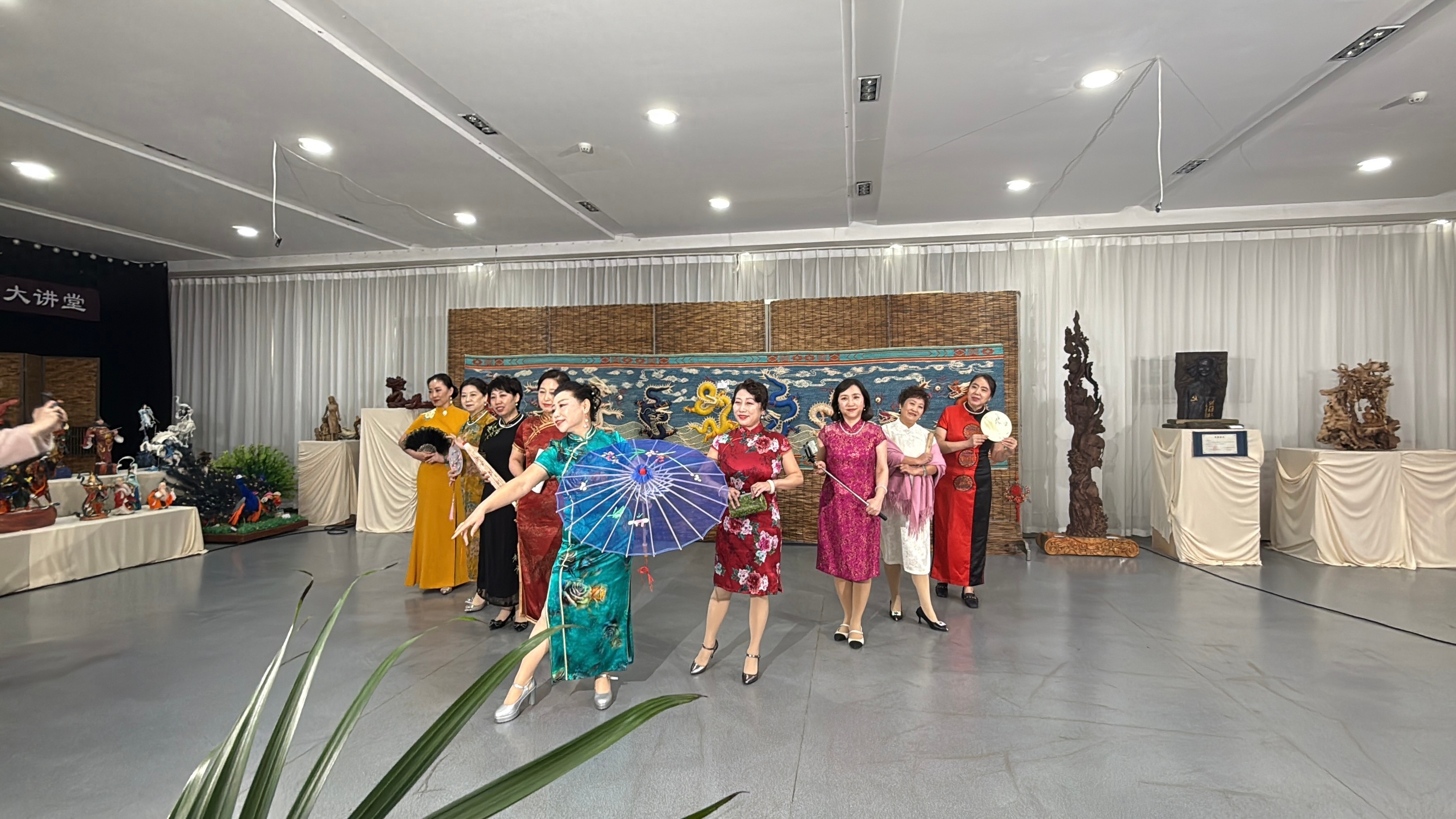 你是否也想在这花香满径的春日，与她们一同寻梦而行、向阳而生？
