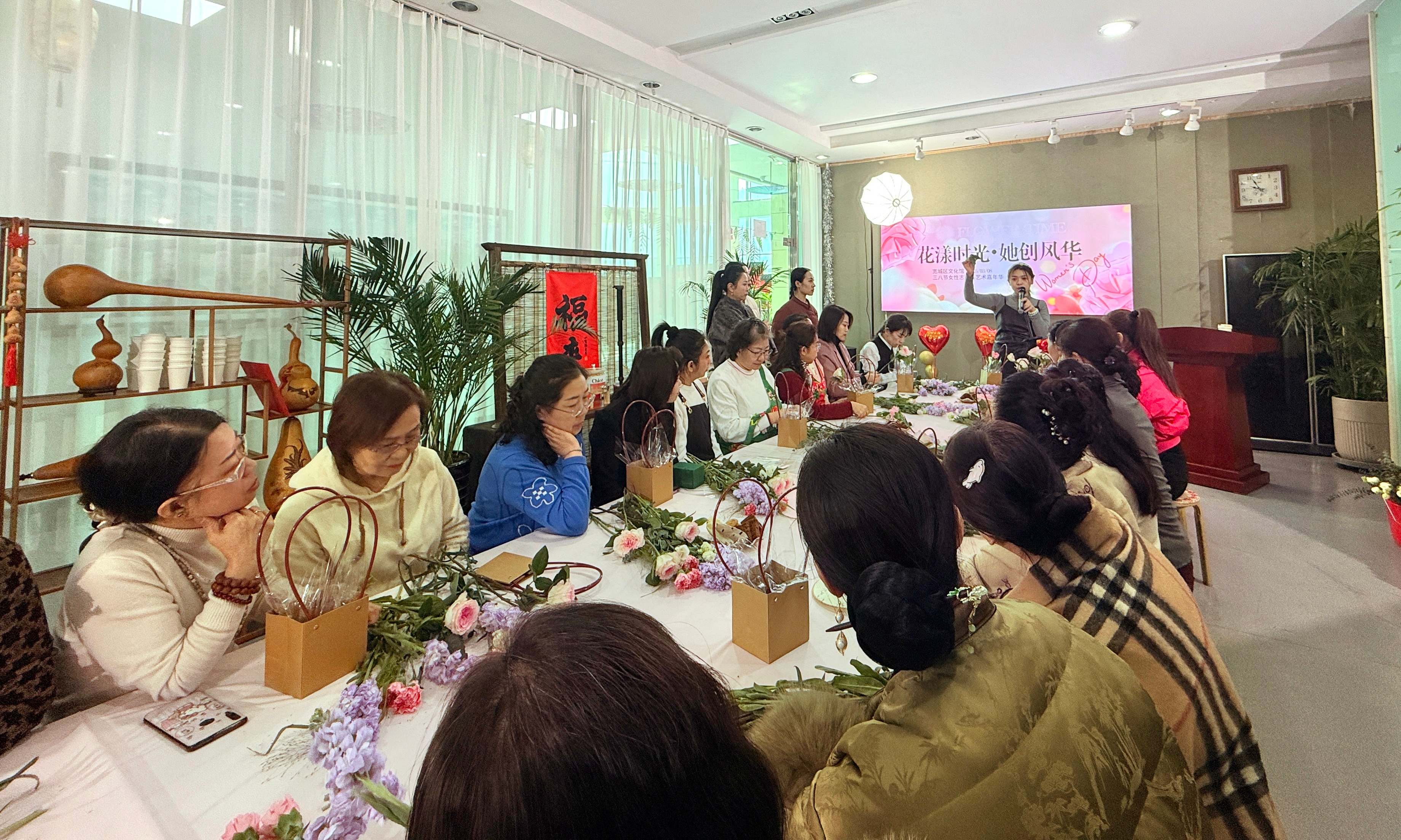 你是否也想在这花香满径的春日，与她们一同寻梦而行、向阳而生？  第2张