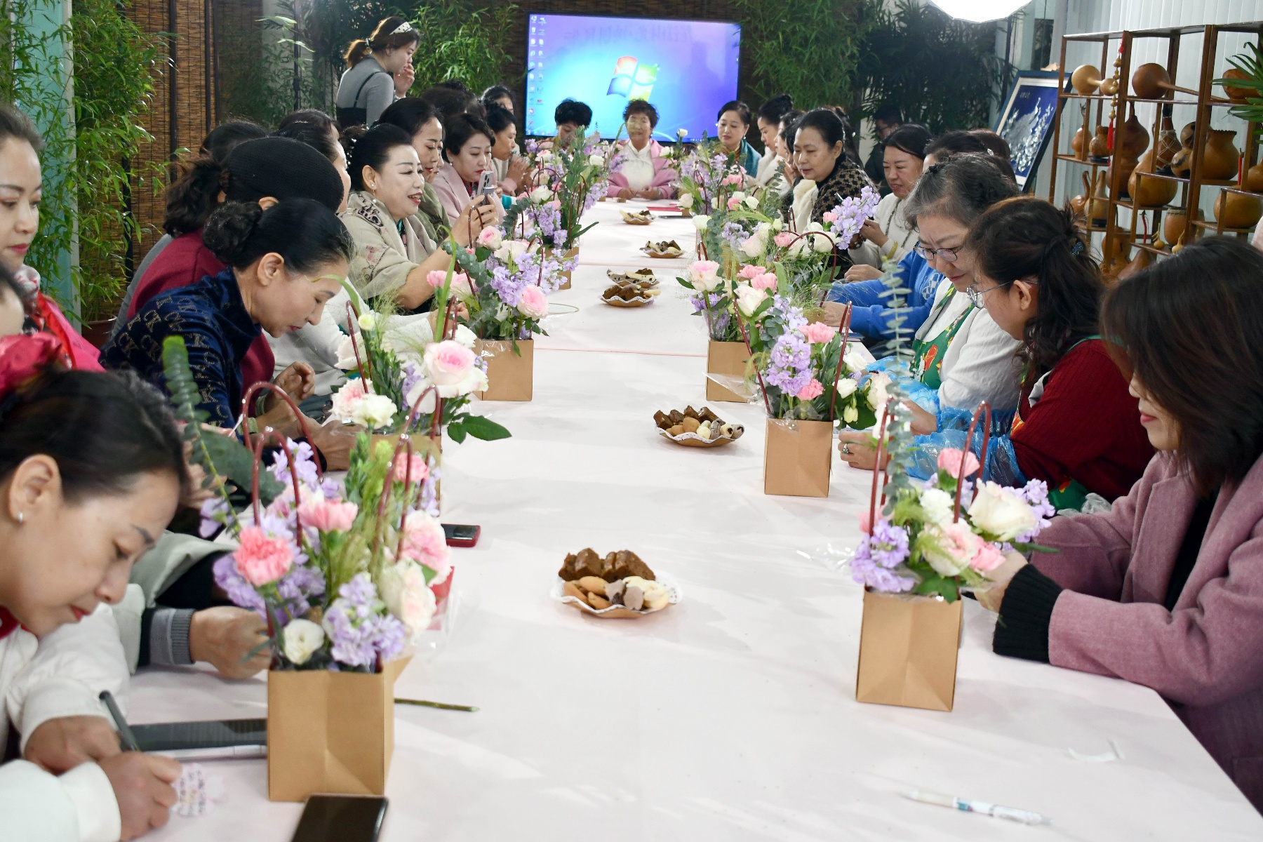 你是否也想在这花香满径的春日，与她们一同寻梦而行、向阳而生？  第4张