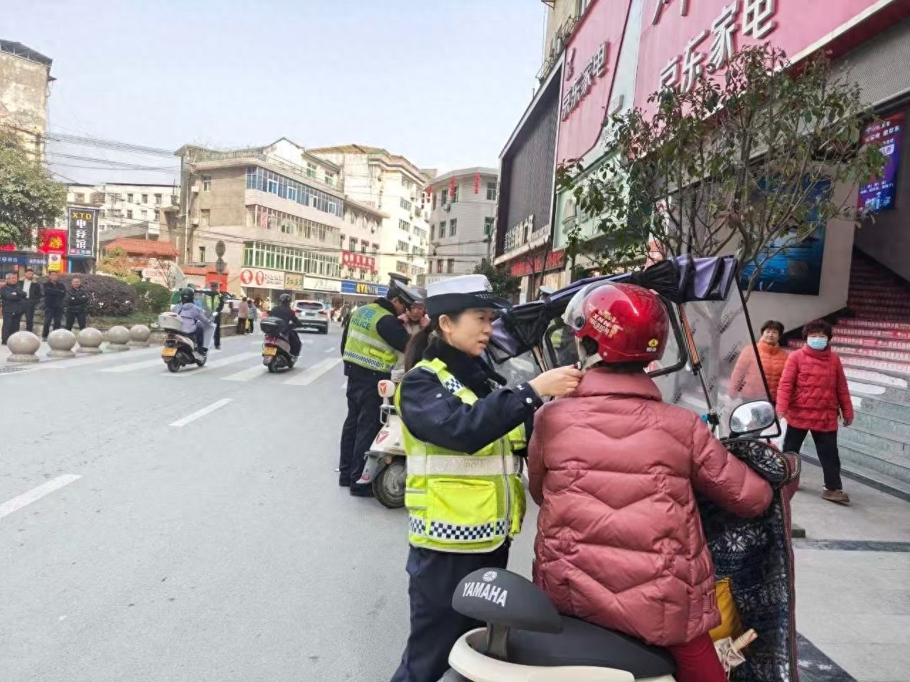 岚皋县交警严查一盔一带，你的安全头盔戴好了吗？