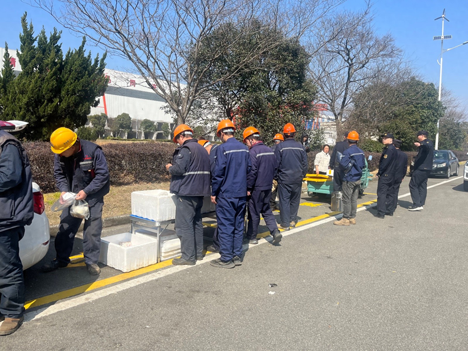 从‘猫捉老鼠’到‘正规军’，李师傅的摊位为何生意火爆？