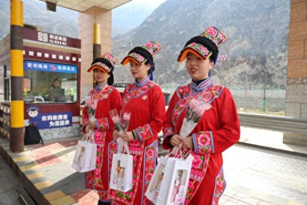 汶马高速公路上的三八节惊喜！你收到格桑花团队的祝福了吗？