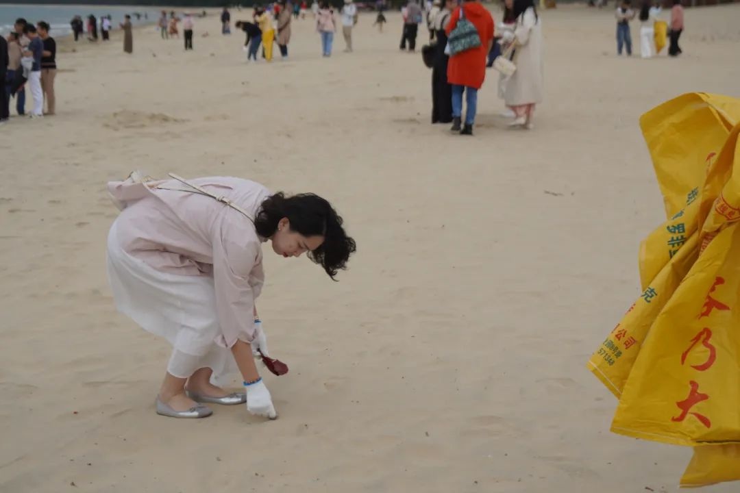 三八妇女节，万宁女干警为何冒雨踏青？揭秘她们的温馨旅程  第3张