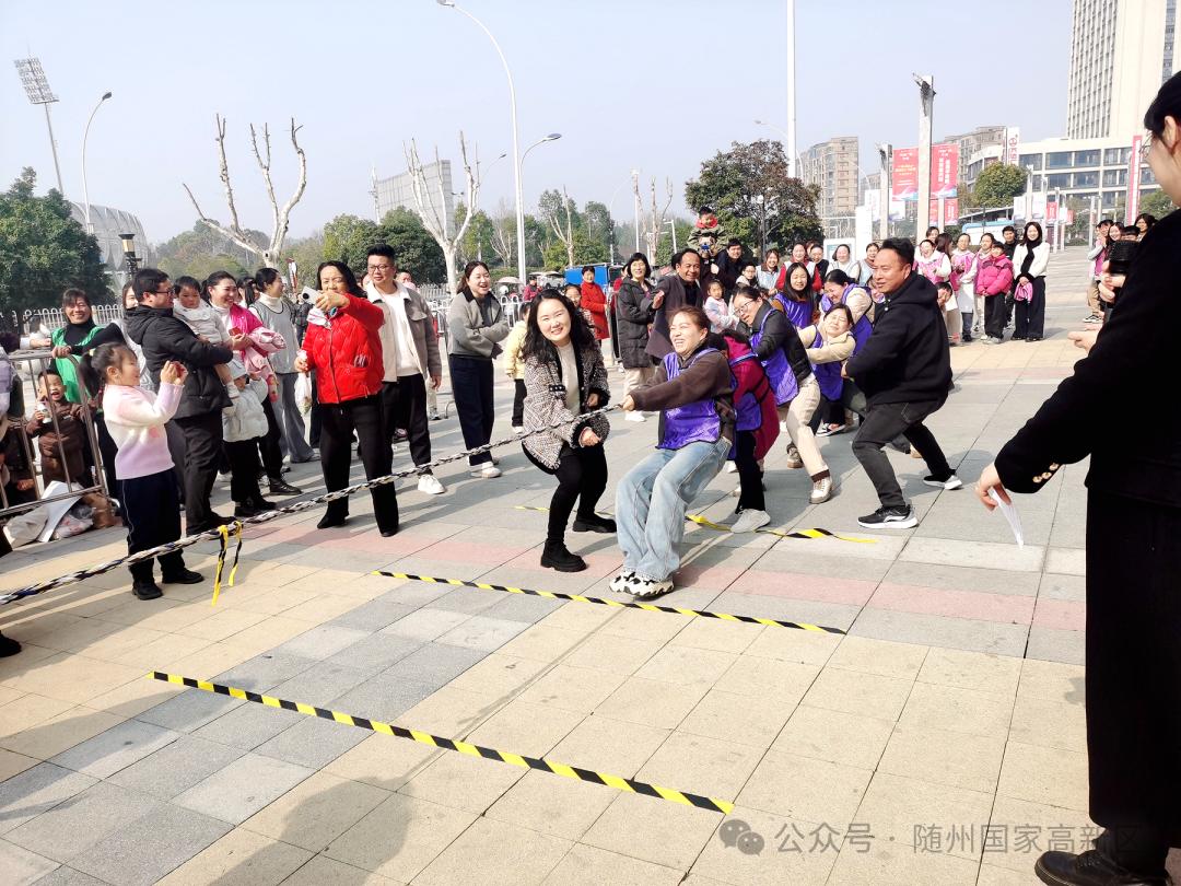 巾帼英雄齐聚万达广场，拔河比赛谁将问鼎冠军？  第2张