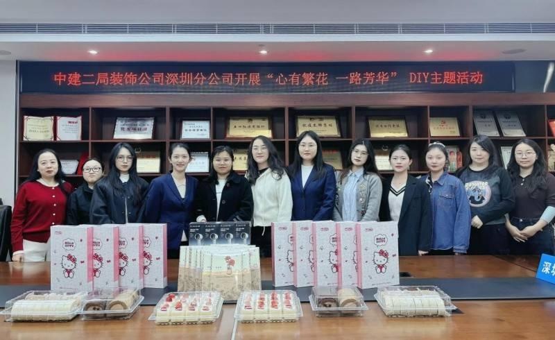她们可盐可甜、扮红妆着工装，究竟是什么让她们在岗位上光芒万丈？  第2张