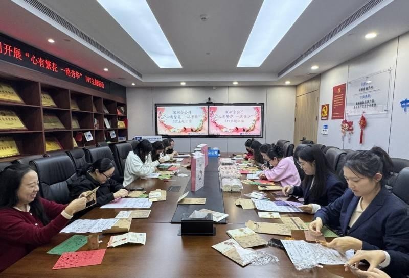 她们可盐可甜、扮红妆着工装，究竟是什么让她们在岗位上光芒万丈？  第3张