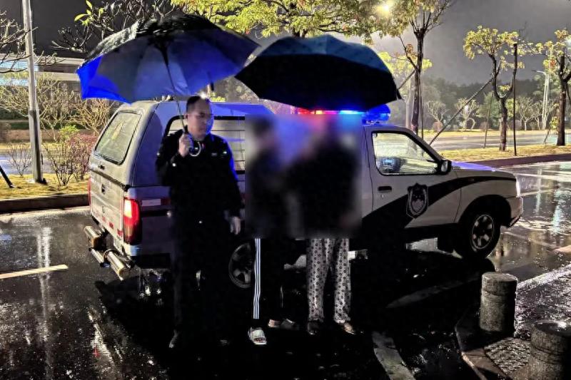 揭阳公安如何用行动守护迷失老人？雨天撑伞、深夜护送，温暖人心