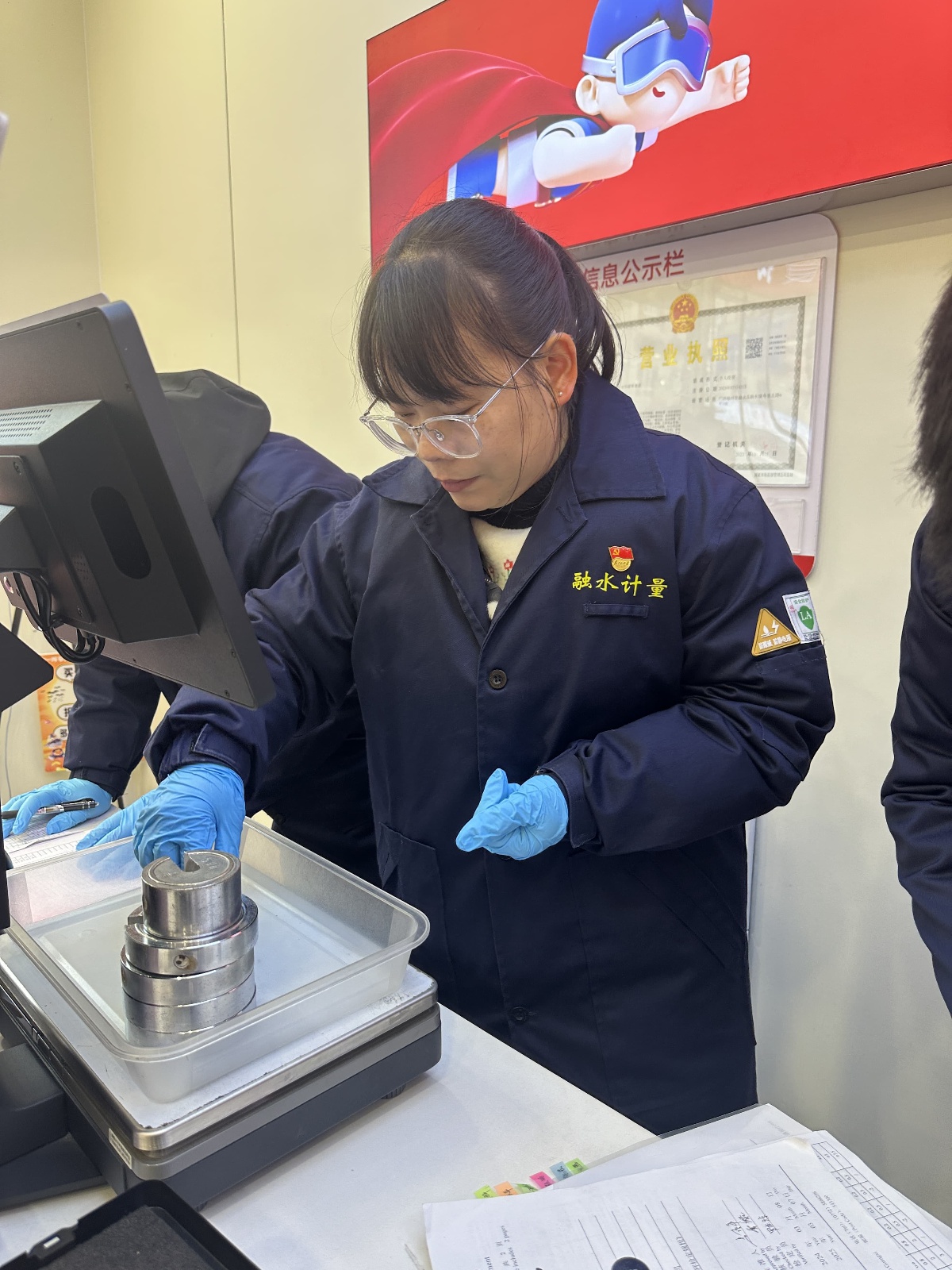 你的零食真的足斤足两吗？融水县检测中心揭秘网红店称重内幕  第2张