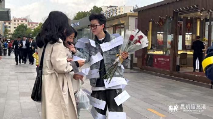 昆明广场惊现女性快闪舞蹈！她们的故事会让你感动吗？