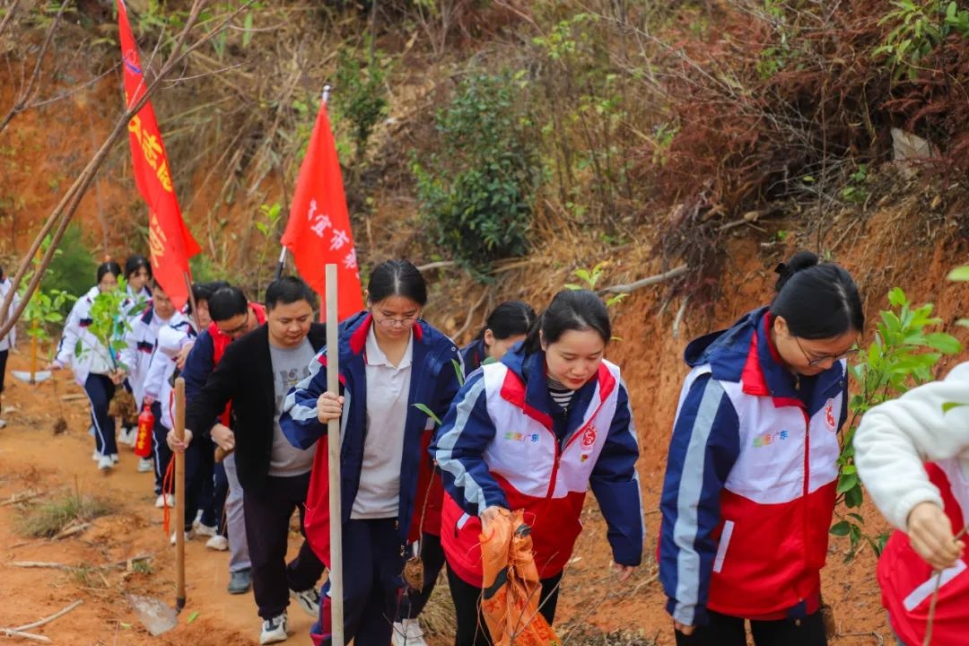 千名师生家长共植2250棵苗木，你愿意为城市增添新绿出一份力吗？  第2张