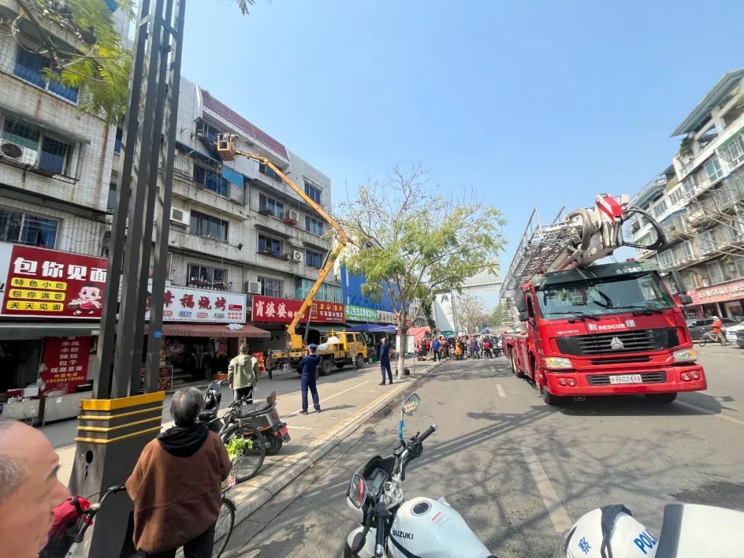 3岁女童颈部卡5楼防护栏!悬空中她能得救吗?  第2张
