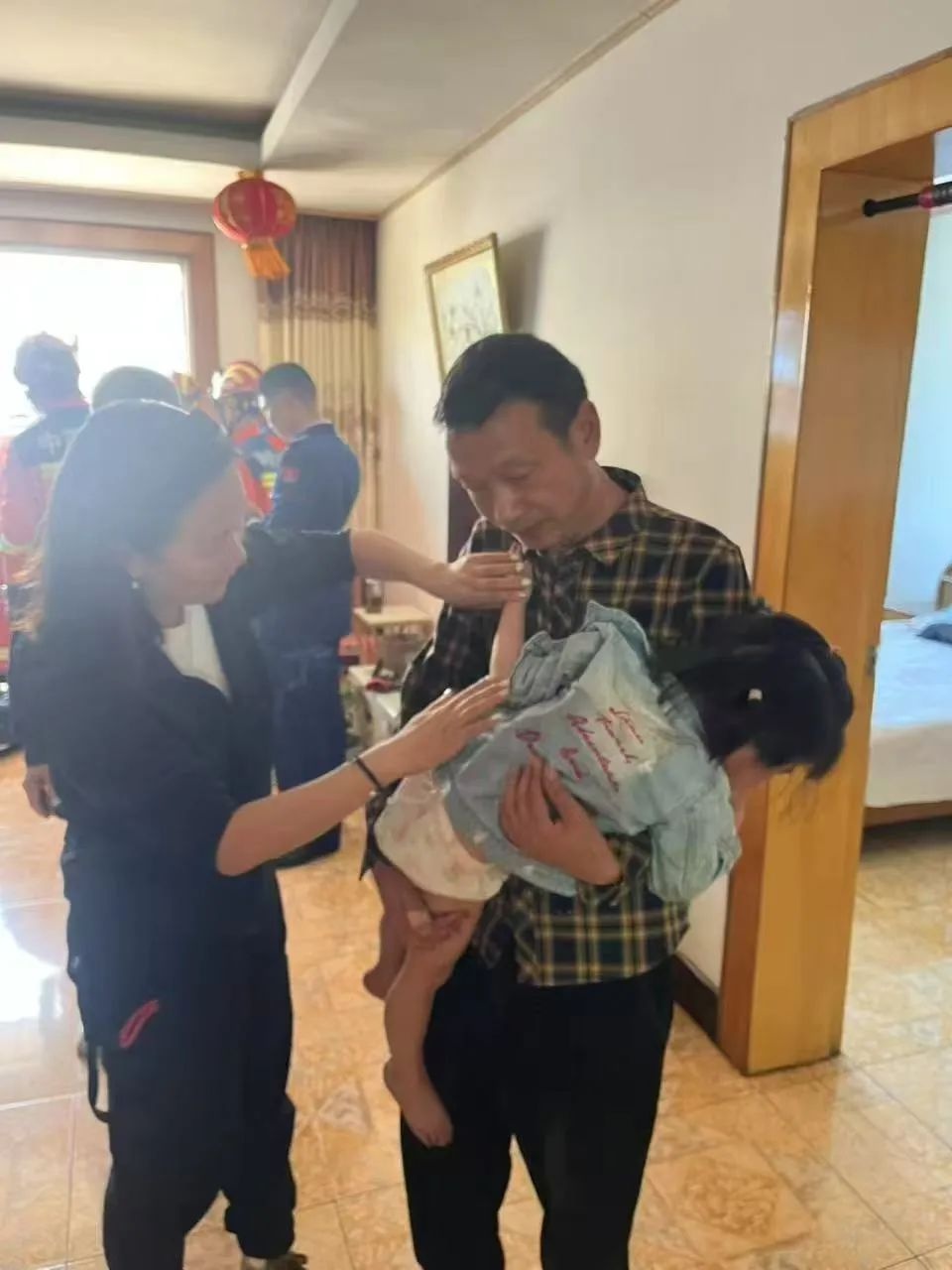3岁女童颈部卡5楼防护栏!悬空中她能得救吗?  第3张