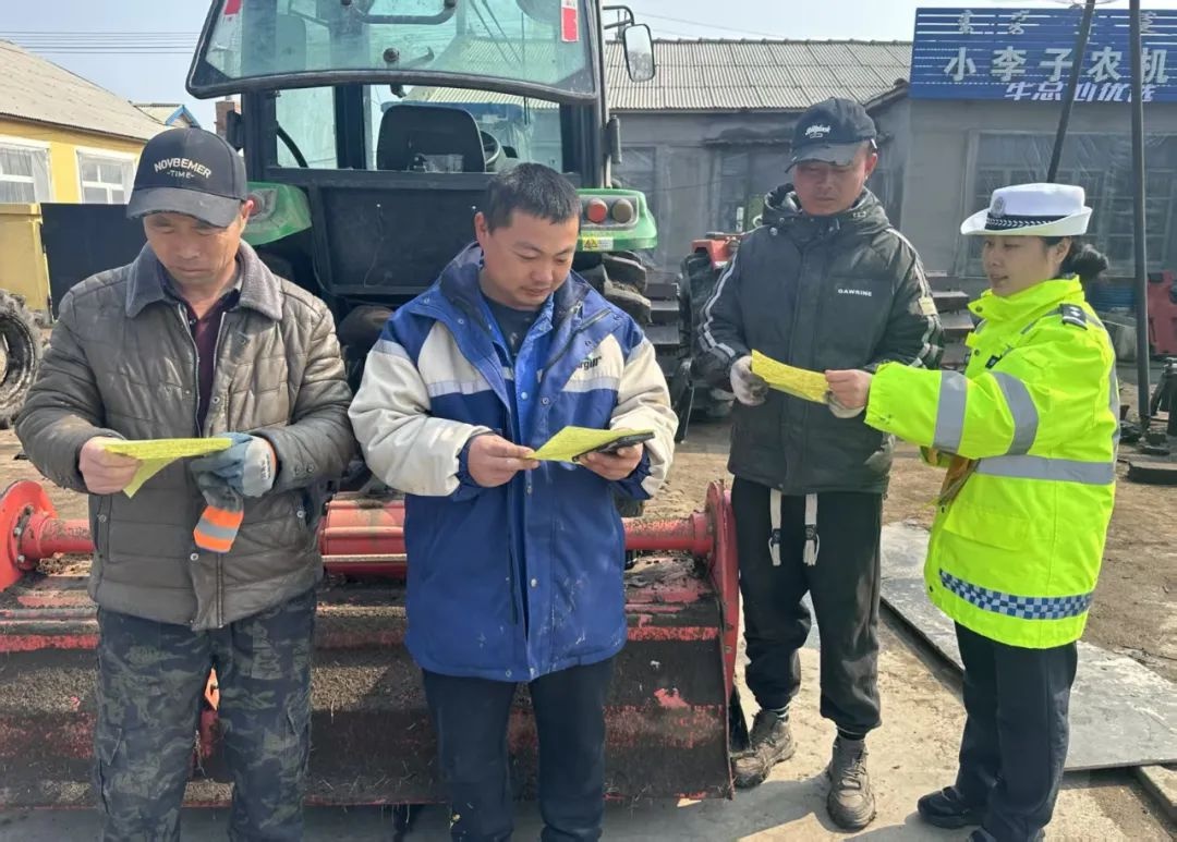 春耕备耕季，客货混装隐患大!交警如何保障道路安全?  第2张