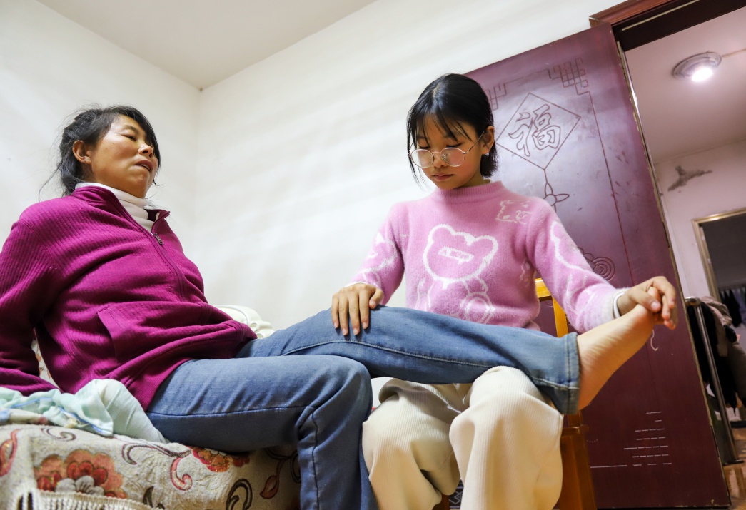 12岁女孩家庭重负在肩，梦想当医生救母为何？  第4张