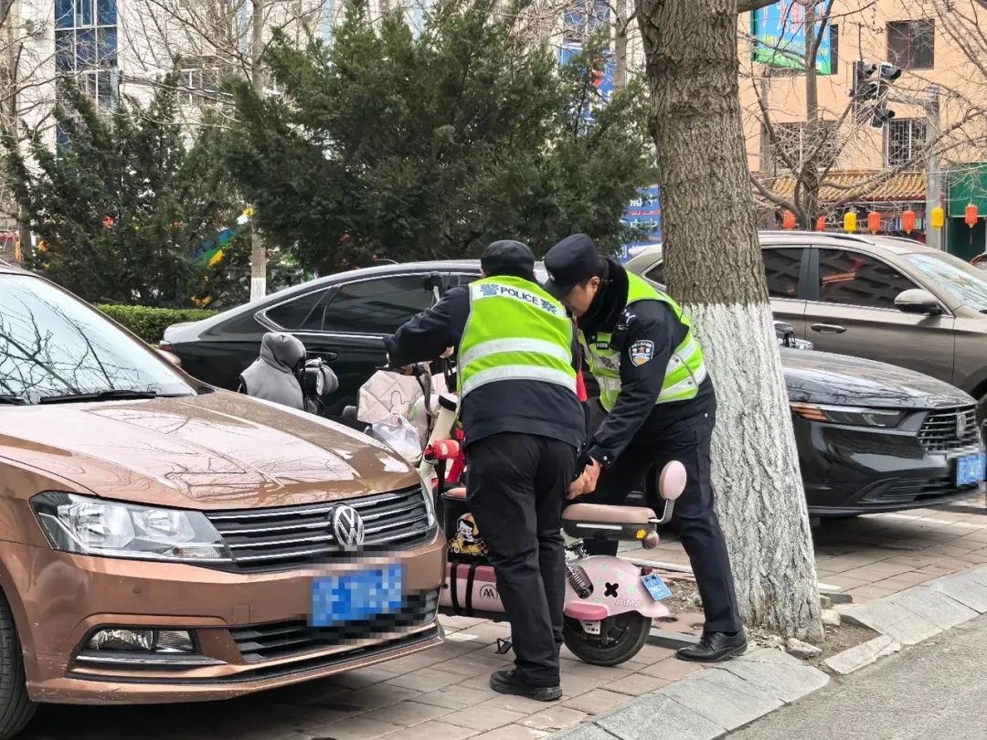 城区停车乱象何时休？交警严查违停，你的爱车安全吗？  第3张