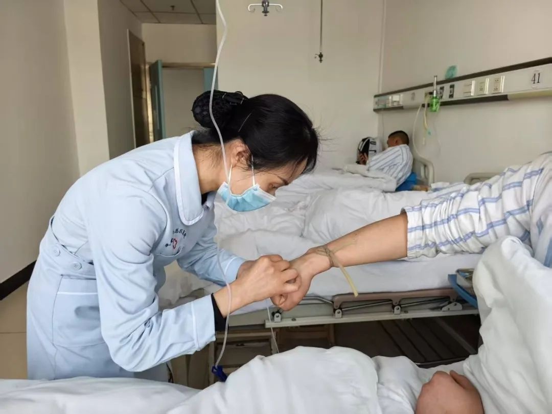 凌晨两点的月光下，谁在守护我们的生命？致敬白衣天使的坚守与付出  第4张