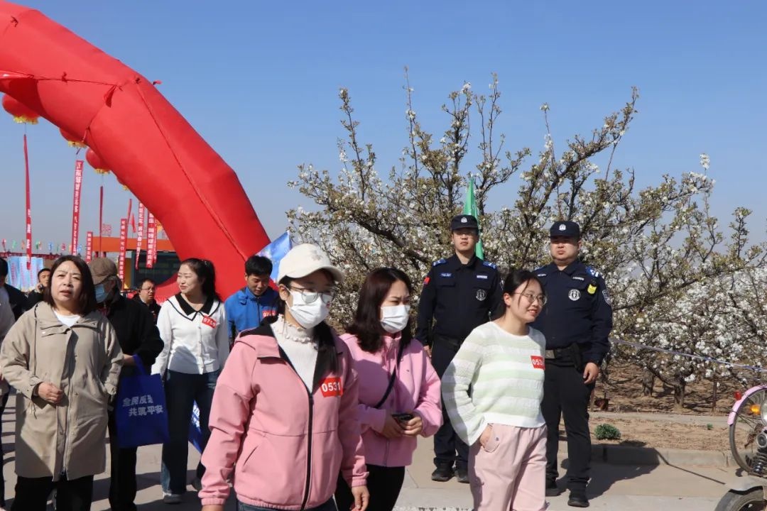 祁县梨花盛景中，警筑防线！啥样的安全感触手可及？  第4张