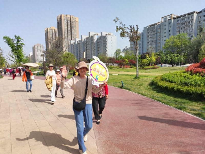 80余位居民畅享健步走，唐城墙遗址与现代文明如何完美交融？  第1张