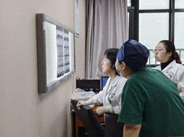 头痛呕吐外院无果？蓝十字医院揪出怪病因