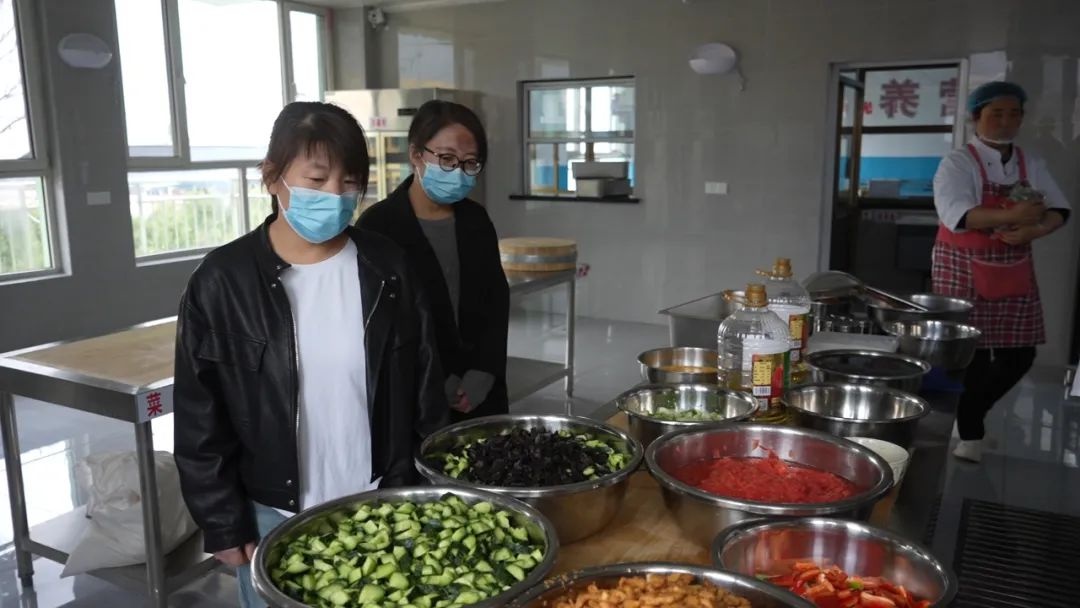 家长亲历校园餐制作全过程！孩子吃得放心，家长怎能不点赞？  第4张